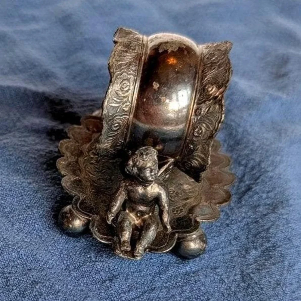 Wilcox Silver Plate Antique Cherub Napkin Ring Quadruple Plate 01536 Victorian
